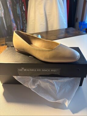 Naturalizer Women's Beige Leather Ballet Flat